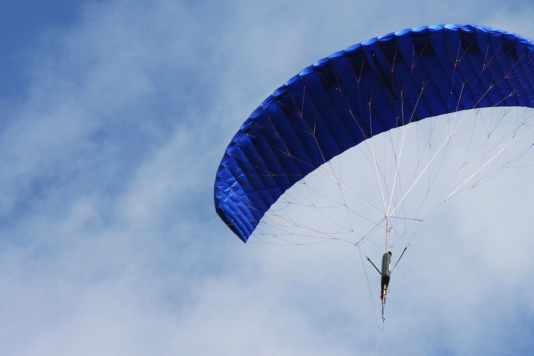 Ein Flugdrachen von KPS fliegt am Himmel