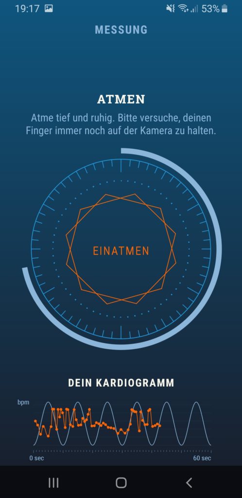 Screenshot der App Stress Guide. Ein Kardiogramm ist zu sehen, darüber ein Kreis mit Atemanweisungen
