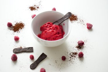 Ein essbarer Eisloeffel von Spoontainable liegt in einer Eissschüssel