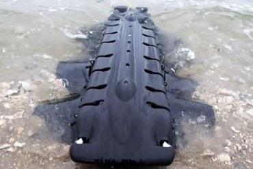 Der Velox ist ein Fisch-ähnlicher Roboter mit einem langgezogenen, schwarzen Körper und Flossen an beiden Seiten