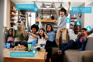 Mehrere Personen sind auf einer Couch und jubeln. Die Vayyar-Technologie erfasst die einzelnen Menschen