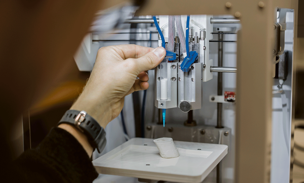 Knochen-Implantate aus dem Drucker: Ein Mann produziert mit einem 3D-Drucker künstliches Knochenmaterial 