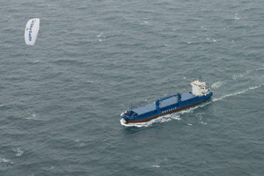 Ein Flugdrachen von SkySails zieht ein großes Schiff über das Meer
