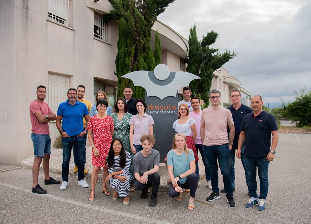 Das Team von Dracula Technologies posiert für ein Gruppenfoto