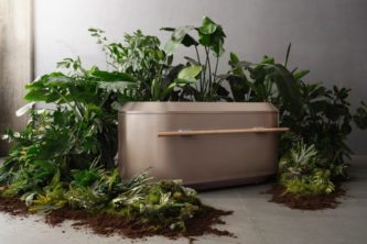 Ein Bestattungs-Kokon von Meine Erde ist von Pflanzen umgeben