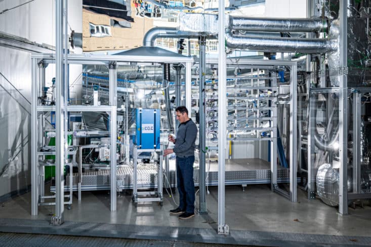 Detailansicht des Bausteins Methanpyrolyse mittels Flüssigmetall-Blasensäulenreaktor des KIT - ITES/TVT, rechts: Gaszufuhr und Konditionierung, Mitte: Ofen mit integriertem Flüssigmetall-Blasensäulenreaktor, links: Filtersystem zur Auftrennung des Produktgases, Gasanalyse Ansprechpartner: Benjamin Dietrich Geschäftsführer (Akademischer Oberrat) Inst. f. Thermische Verfahrenstechnik, TVT © copyright by Karlsruher Institut für Technologie Allgemeine Services - Crossmedia Abdruck honorarfrei im redaktionellen Bereich Belegexemplar erbeten *** Local Caption *** Detailansicht des Bausteins Methanpyrolyse mittels Flüssigmetall-Blasensäulenreaktor des KIT - ITES/TVT, rechts: Gaszufuhr und Konditionierung, Mitte: Ofen mit integriertem Flüssigmetall-Blasensäulenreaktor, links: Filtersystem zur Auftrennung des Produktgases, Gasanalyse Ansprechpartner: Benjamin Dietrich Geschäftsführer (Akademischer Oberrat) Inst. f. Thermische Verfahrenstechnik, TVT © copyright by Karlsruher Institut für Technologie Allgemeine Services - Crossmedia Abdruck honorarfrei im redaktionellen Bereich Belegexemplar erbeten