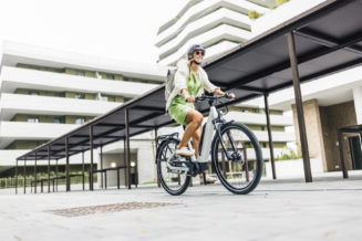 Rebike - Foto zeigt eine Radfaherin
