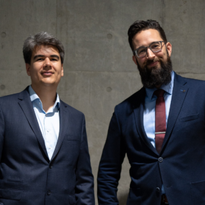 Das Biotechnologieunternehmen Detechgene aus Köln. Zwei Gründer stehen im Bild und tragen Anzüge.