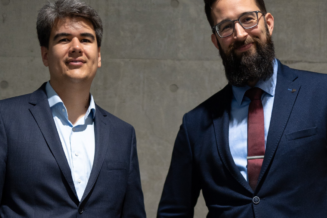 Das Biotechnologieunternehmen Detechgene aus Köln. Zwei Gründer stehen im Bild und tragen Anzüge.