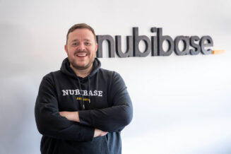 nubibase Gründer Alexander Bumann steht im Büro.