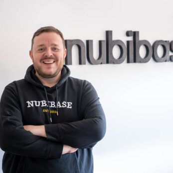 nubibase Gründer Alexander Bumann steht im Büro.