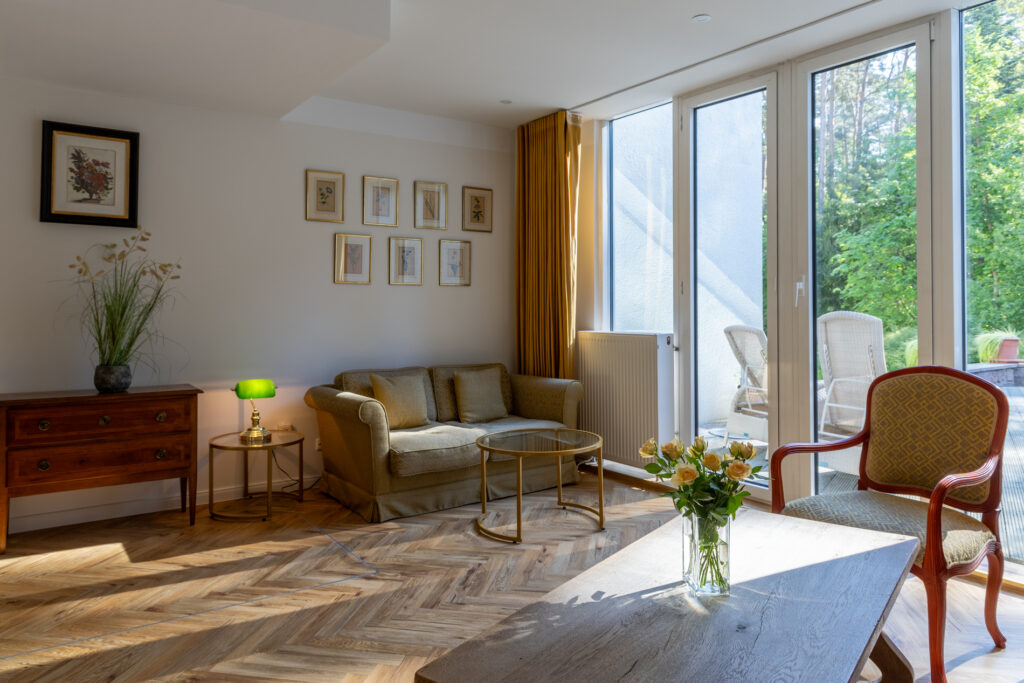 Offsite-Location Startups Brandenburg. Tagen und übernachten an einem Ort. das Bild zeigt ein Hotelzimmer mit Couch und Terrasse